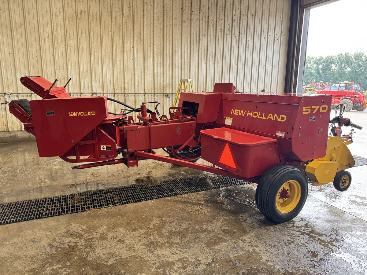 New Holland 570 baler with 72 thrower image