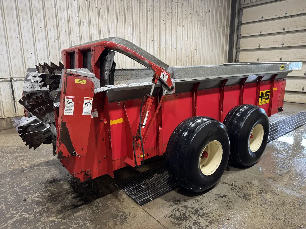 H&S 430 manure spreader image