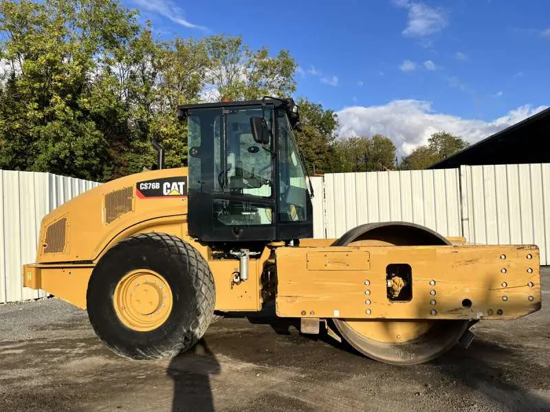 Single Drum Roller CATERPILLAR CS76B image