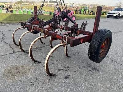 International 7T 3pt chisel plow image 1