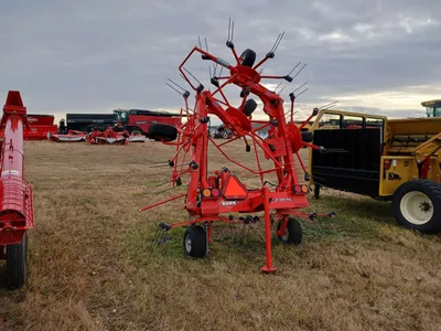 Kuhn GF 7802 THA pull-type rotary tedder image 2