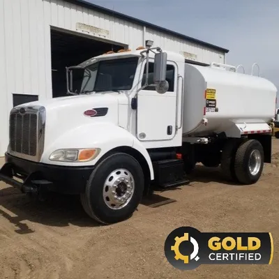 2010 Peterbilt 335 image 1