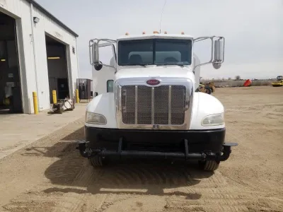 2010 Peterbilt 335 image 2