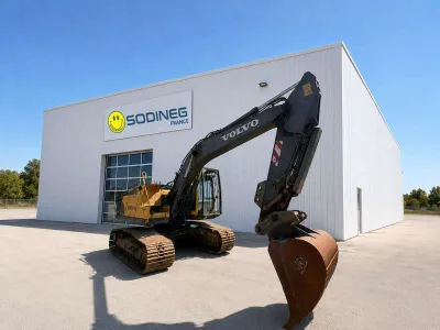 Excavator (Tracked) VOLVO EC210BLC image 2