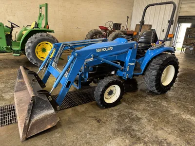 New Holland TC25D 4wd tractor loader image 1