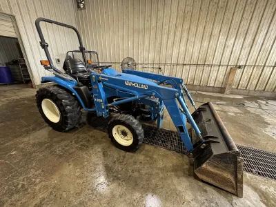 New Holland TC25D 4wd tractor loader image 2