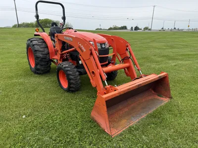 Kubota L4701 4wd with LA765 loader image 2