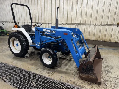 New Holland 1715 4x4 tractor loader image 1