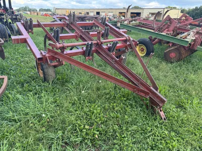 International 7T pull type chisel plow image 1