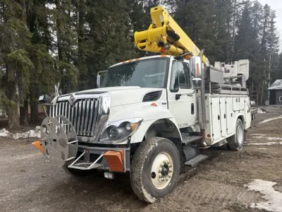 2010 International 7400 Work Star Bucket Truck #11630 AS image 2