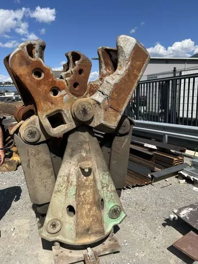 Demolition Equipment MONTABERT Lot 2 Croc Béton used Navigation image 1