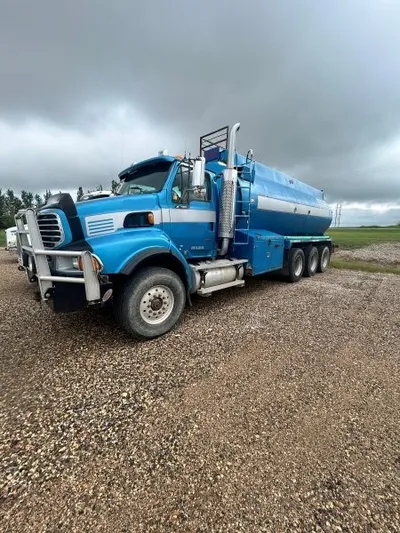 2004 Freightliner Water Truck image 1