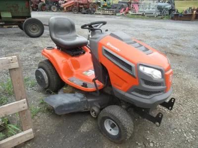 Husqvarna YTH 22V42 lawn tractor image 2