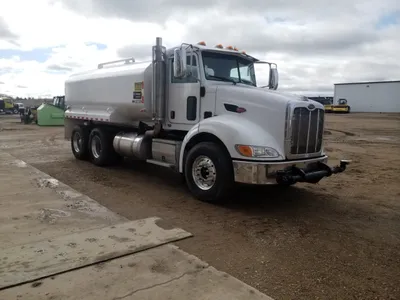 2010 Peterbilt 384 image 2