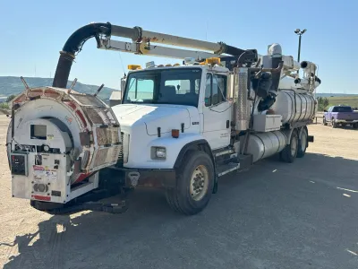 2001 Freightliner FL80 Vac Flusher Truck #9913 DP image 2