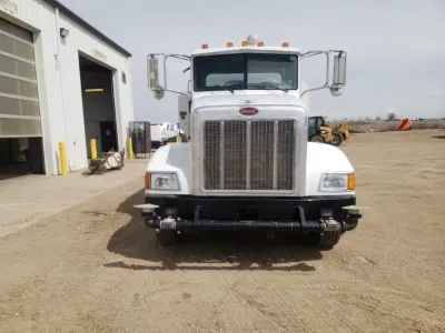 2006 Peterbilt 385 image 2