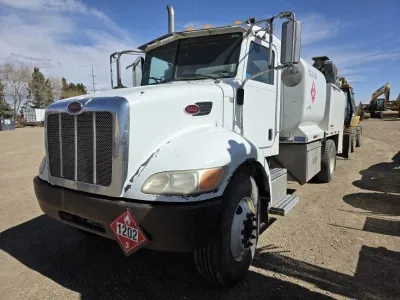 2008 Peterbilt 335 image 2