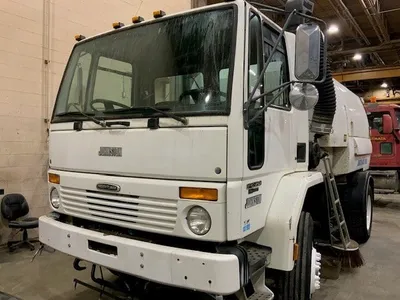 2000 Freightliner FC-70 Cabover Vacuum Broom Truck image 2