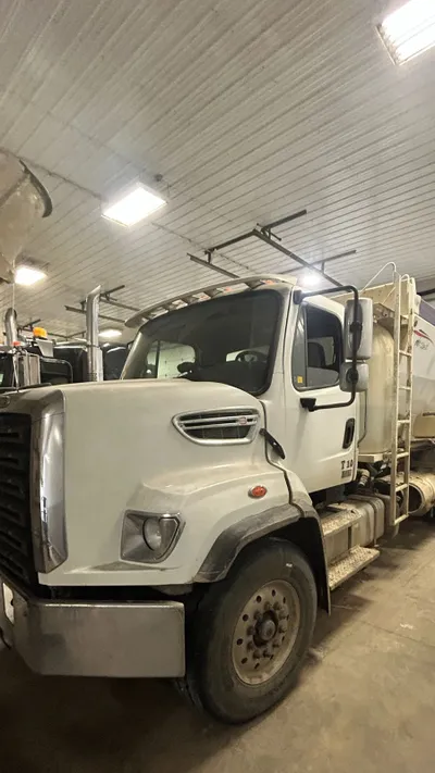 2013 Freightliner 108SD image 1