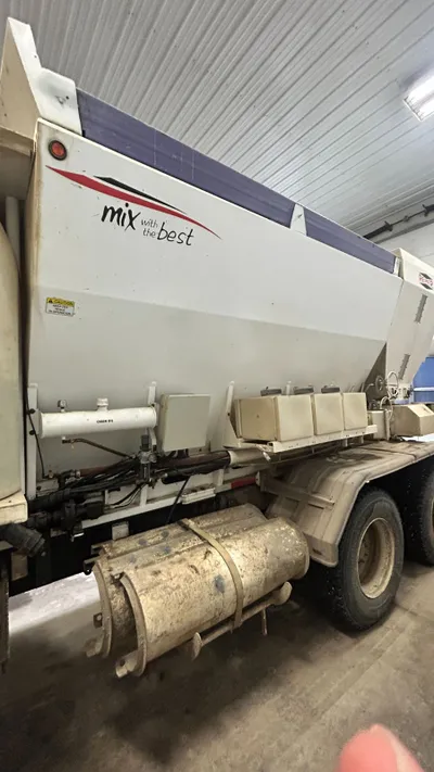 2013 Freightliner 108SD image 2